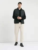 Sweater de punto con escote en V y manga larga, con puños y ruedo acanalados.