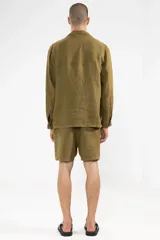 Short de lino color verde oliva, con cintura elástica, cordón ajustable y bolsillos laterales.