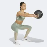 Top deportivo de soporte medio color verde menta, con escote cuadrado, espalda tipo racer-back y banda inferior elástica. Presenta tres franjas blancas en los laterales y el logo de Adidas en el frente.