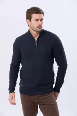 Buzo tejido texturado color beige, con cuello alto y cierre frontal parcial con detalle de cuero.