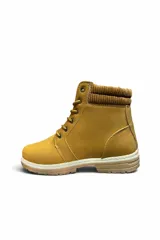 Bota corta de cuero sintético color azul con cordones, suela track tostada y detalle de cuello tejido en lana tono sobre tono.