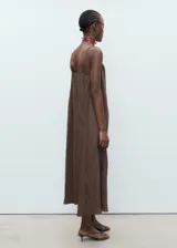 Vestido midi marrón con efecto arrugado, tirantes finos y detalle de lazo en el escote.