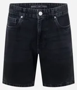 Bermuda masculina de denim negro en modelo slim con cintura fija, trabillas para cinturón, cierre tradicional y bolsillos delanteros y traseros.