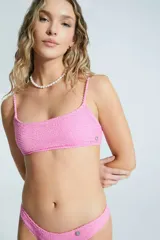 Conjunto de bikini color rosado con textura tipo nido de abeja. El top es de corte recto con breteles finos y la bombacha es de corte clásico en forma de V.