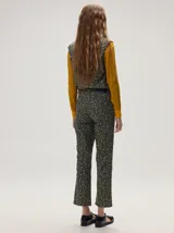 Pantalón de jean de corte recto y tiro medio con estampado floreado multicolor sobre base azul, confeccionado en algodón elastizado.