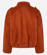 Campera bomber de gamuza sintética color terracota, con cuello clásico, cierre frontal, hombros caídos y puños ajustados.