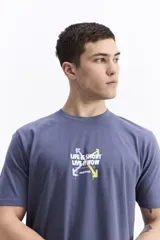 Remera de manga corta color azul apagado con cuello redondo y fit regular. Presenta un pequeño estampado de lettering blanco en el pecho.