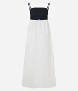Vestido evasé midi de viscolino, con escote recto y breteles finos. Diseño bicolor con busto negro y falda blanca.