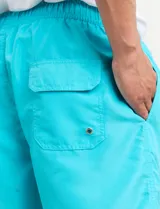 Short de baño celeste.