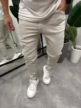 Jean skinny color arena con lycra.