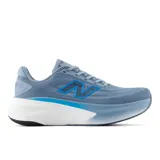 Championes de running New Balance Fresh Foam More v6 para hombre, en color celeste con detalles en azul brillante y suela blanca con amortiguación. Presentan capellada de malla técnica transpirable y el logotipo de la marca en el lateral.