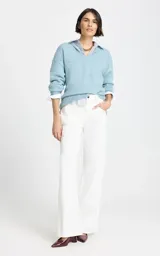 Sweater de punto en color celeste, con diseño de cuello en V y capucha integrada. Presenta mangas largas con puños acanalados y un corte holgado.