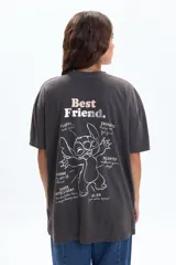 Remera oversize de manga corta color gris oscuro, con estampado trasero de Stitch y la frase "Best Friend" en la parte superior. Incluye descripciones de Stitch como "Fluffy... and cute!", "Energetic always ready for fun!", "Talented excellent guitar player", "Ohana nobody gets left behind", "Super intelligent thinks faster than a supercomputer!" y "Alien from outer space!".