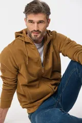 Canguro marrón con capucha, cierre frontal, bolsillos laterales y puños y cintura acanalados.