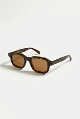 Lentes de sol Runway con armazón rectangular de carey en tonos marrones y cristales tintados en marrón.