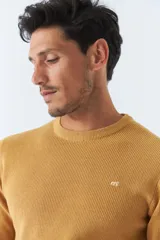 Sweater de punto color bordó, de corte clásico, cuello redondo y mangas largas. Presenta logo bordado en el pecho.