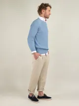 Jersey de punto inglés para hombre, confeccionado en algodón de corte regular fit, con diseño a rayas horizontales en color verde y blanco, cuello redondo y manga larga. Cuenta con el logo bordado en el pecho.