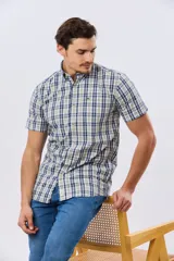 Camisa de manga corta con estampado de cuadros en tonos azules, rojos y blancos, cuello con botones y bolsillo ojal en el pecho con logo bordado.