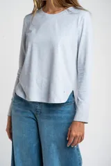 Remera de manga larga color negro, con escote redondo y calce ajustado al cuerpo.