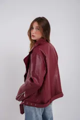 Chaqueta negra de eco-cuero, corte recto y oversize, con solapas amplias, múltiples bolsillos y cierres en las mangas.