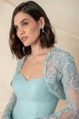 Vestido largo de fiesta color celeste agua marina, de tul bordado con flores. Diseño strapless, corte sirena y cola. Incluye chaqueta corta tipo torera de tul bordado con mangas largas anchas en los puños.