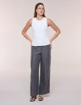 Musculosa de calce al cuerpo confeccionada en modal y algodón de textura suave, con cuello a la base, sisas de acabado limpio y diseño con frente forrado en doble tela.