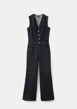 Mono largo de denim color negro, con cierre frontal de botones metálicos, bolsillos frontales y traseros, y perneras de corte recto.