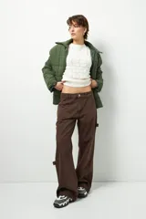 Jean estilo carpenter de corte ancho y tiro bajo, color marrón, con diseño de bolsillos frontales y laterales.