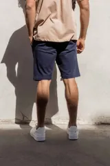 Bermuda lisa de corte clásico, con bolsillos laterales y traseros.