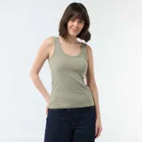 Musculosa de canalé color verde militar, con escote redondo y diseño ajustado.
