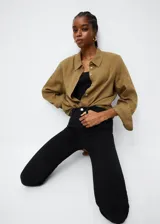 Jeans skinny de tiro alto, confeccionados en tejido de algodón elástico. Presentan diseño de cinco bolsillos, cierre de cremallera con botón y trabillas en la cintura.