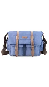 Morral de tela canvas color gris con detalles en cuero marrón, con tapa y doble bolsillo frontal, trasero y laterales. Interior espacioso con compartimento para notebook de 15". Correa de galón regulable para mayor comodidad.