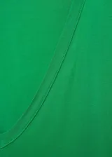 Remera verde con escote en V y mangas cortas.