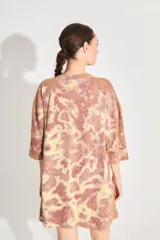 Sweater tipo remerón oversize con proceso artesanal batik en tonos marrones y amarillos.