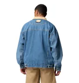 Campera Acker Rock Twill de diseño urbano, confeccionada en tejido de sarga con estampado tie-dye en tonos blanco y verde. Cuenta con un bolsillo frontal aplicado en contraste color beige y etiqueta de la marca en el lateral.