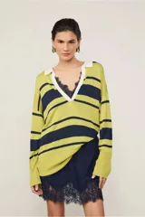 Top de punto de manga larga, largo medio, con escote en V profundo y cuello polo contrastante. Presenta bajo y puños acanalados.