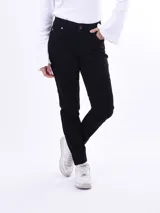 Pantalón jean skinny negro, tiro alto, con bolsillos delanteros y traseros.