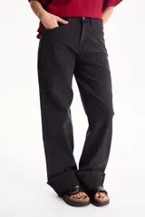 Jean wide leg negro con elastano, diseño de tiro alto y botamanga ancha con vuelta.