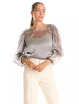 Blusa de gasa traslúcida con lurex, color gris, de manga larga con aplique fruncido en los hombros y puños elastizados. Incluye una musculosa interna a tono.