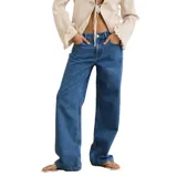 Pantalón de jean azul, de corte recto y tiro medio, con bolsillos laterales y traseros.