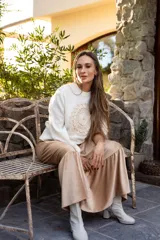 Pollera larga de satén color beige, con diseño holgado y ruedo con volado.