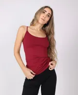 Musculosa de microfibra color crudo, con breteles finos y sin costuras.