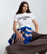 Remera de algodón con elastano, de corte ajustado y cuello redondo. Presenta estampado frontal con la inscripción California.
