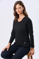 Remera de manga larga con cuello redondo, confeccionada en tejido de algodón suave con caída ligera y corte clásico.