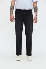 Pantalón de jean negro de corte recto y holgado en cadera y cintura.