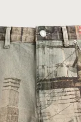 Bermuda de jean baggy fit con efecto lavado y estampado fotográfico abstracto de edificios y arquitectura. Cuenta con diseño clásico de cinco bolsillos y cierre frontal con cremallera y botón.