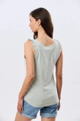 Musculosa azul marino con escote redondo y tirantes decorados con volados fruncidos.