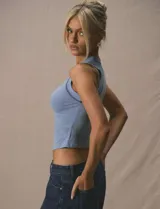Top sin mangas de calce ajustado, color celeste pastel, con cuello redondo alto y costuras decorativas en contraste que resaltan el diseño. Presenta un largo cropped y está confeccionado en tela elastizada.