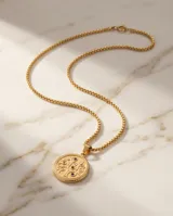 Collar de acero con baño de oro, compuesto por una cadena de eslabones finos y un dije circular con diseño de árbol de la vida grabado, decorado con pequeñas circonias de colores.