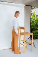 Pantalón negro de corte clásico a la cintura con pinzas y pierna ancha.